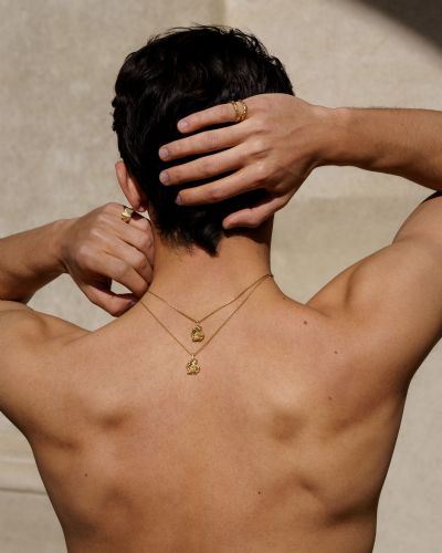 Billeder af smykker taget udendørs i naturligt lys