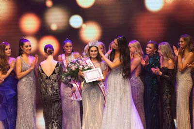 Helena Heuser overrækker kronen til den nye Miss Universe Denmark 2019 - <br>Katja Stokholm - jeg stod for eventbilleder