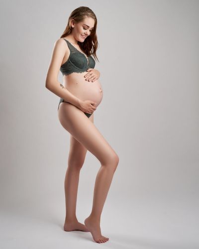 Elegant gravidfoto i studie