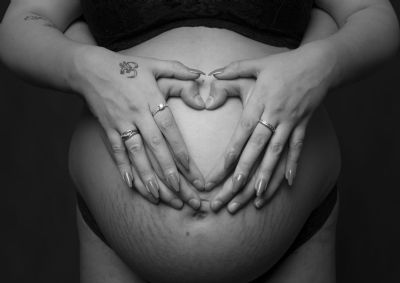 Close-up af den gravide mave