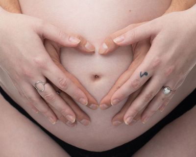 graviditetsbillede med hænder formet som hjerte