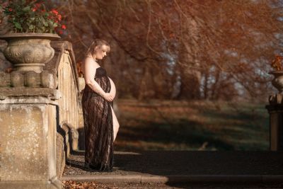 graviditetsbillede i rustikke omgivelser