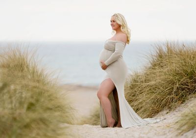 Graviditetsbilleder ved stranden på en overskyet dag, giver et lækkert blødt <br>lys