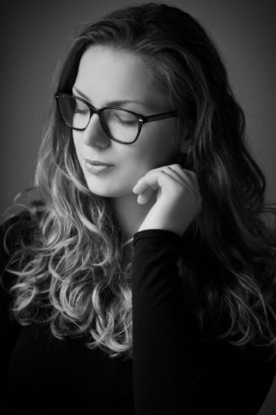 Man behøver ikke altid kigge direkte ind i kameraet på et portrætfoto.